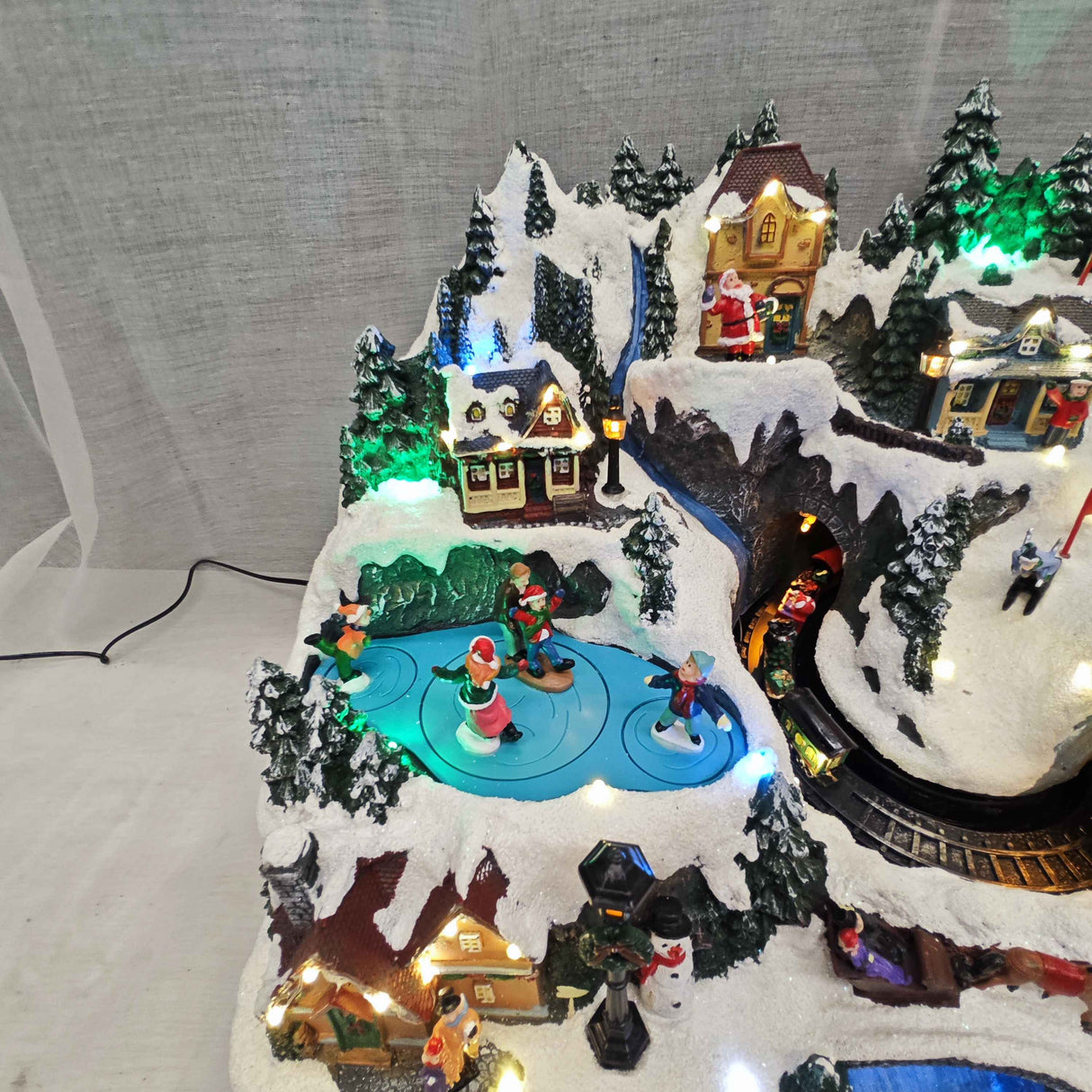 Villaggio di Natale con neve paesaggio innevato da interno con 44 LED, movimento e musica