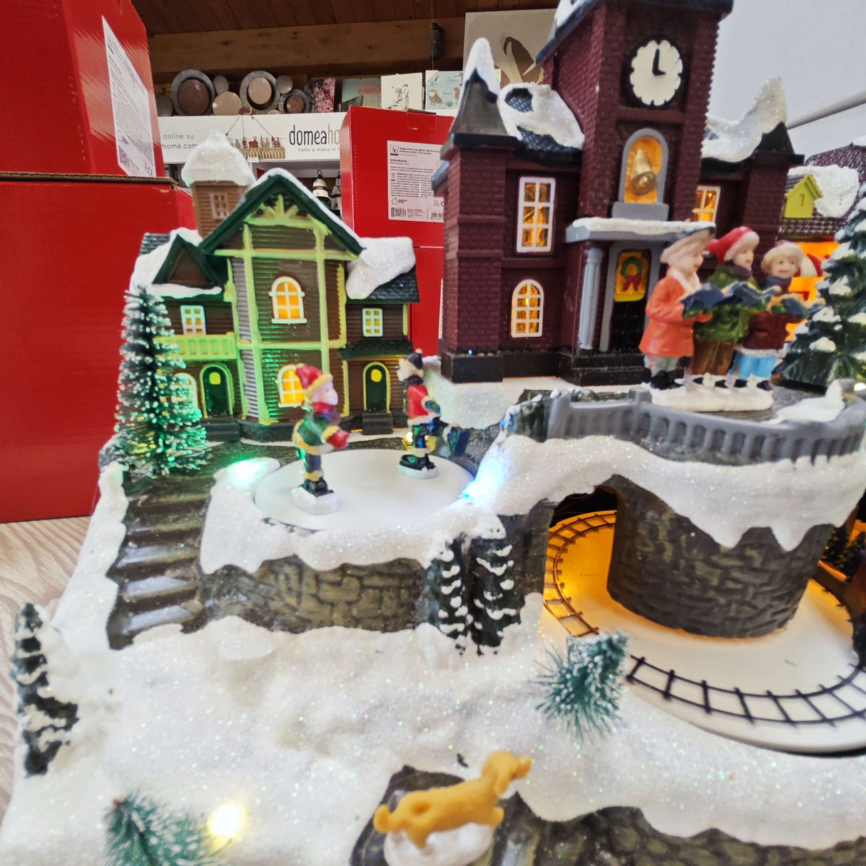 Paesaggio invernale con trenino, 15 luci a led bianco caldo, musica e movimenti