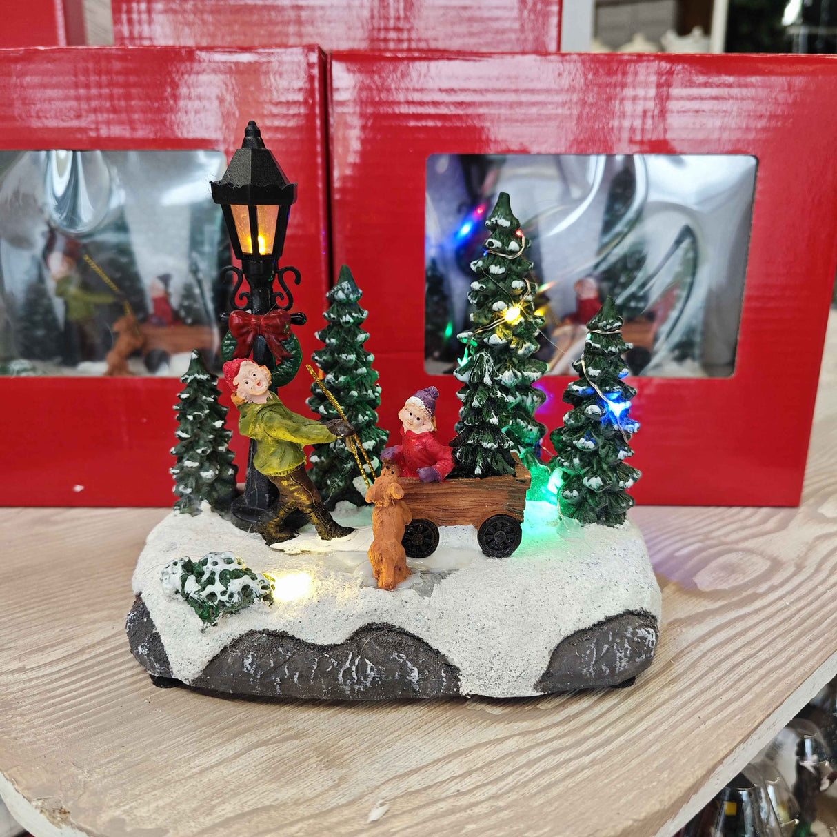 Scena Bambini e cane che giocano con 14 Led per paesaggio invernale