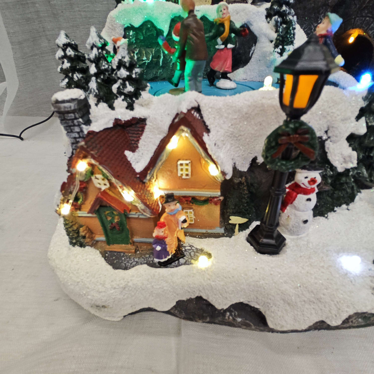 Villaggio di Natale con neve paesaggio innevato da interno con 44 LED, movimento e musica