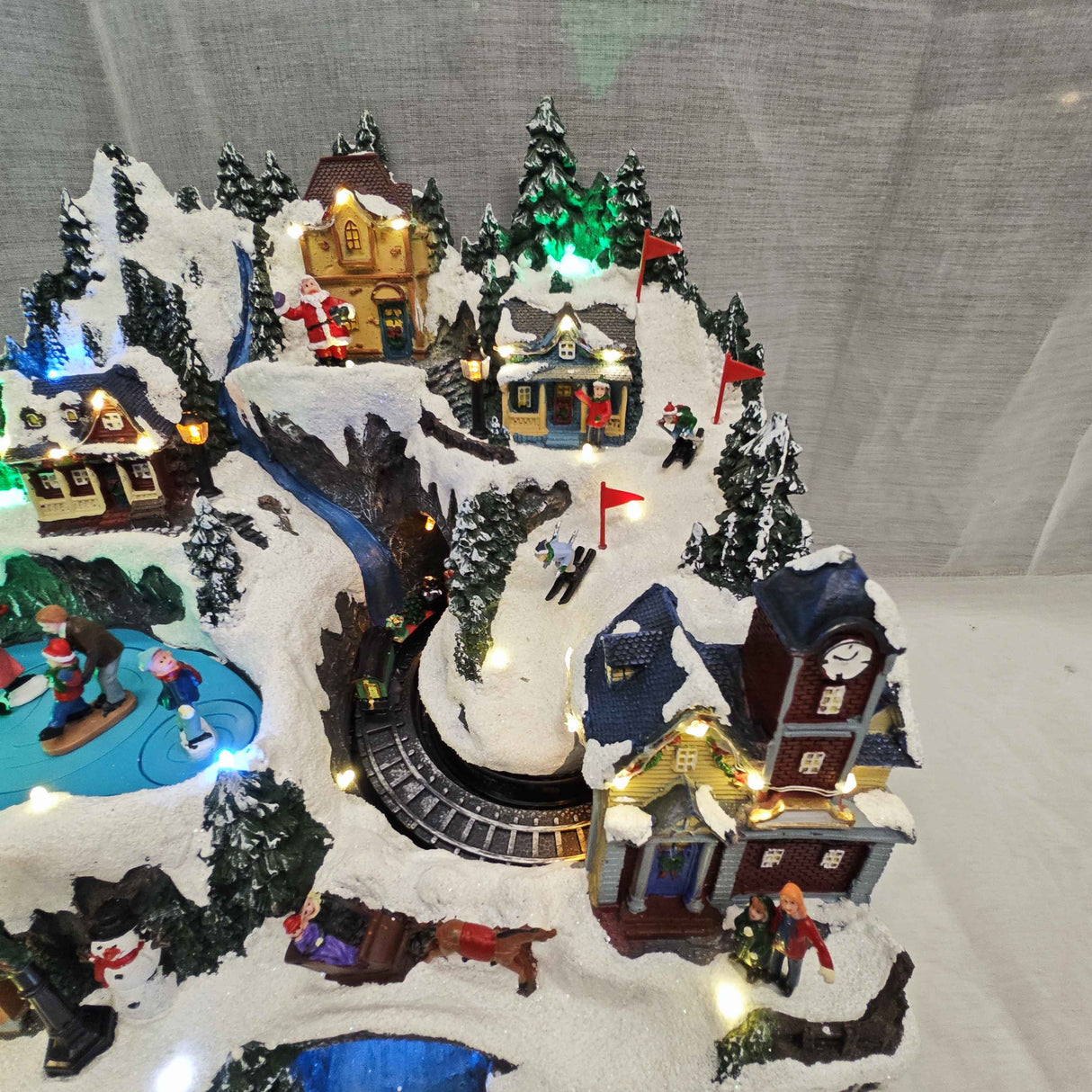 Villaggio di Natale con neve paesaggio innevato da interno con 44 LED, movimento e musica