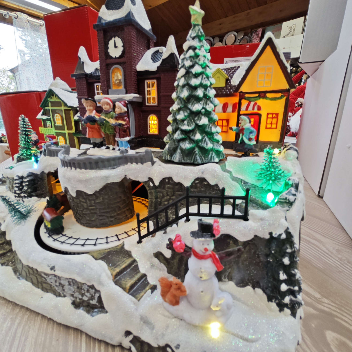 Paesaggio invernale con trenino, 15 luci a led bianco caldo, musica e movimenti