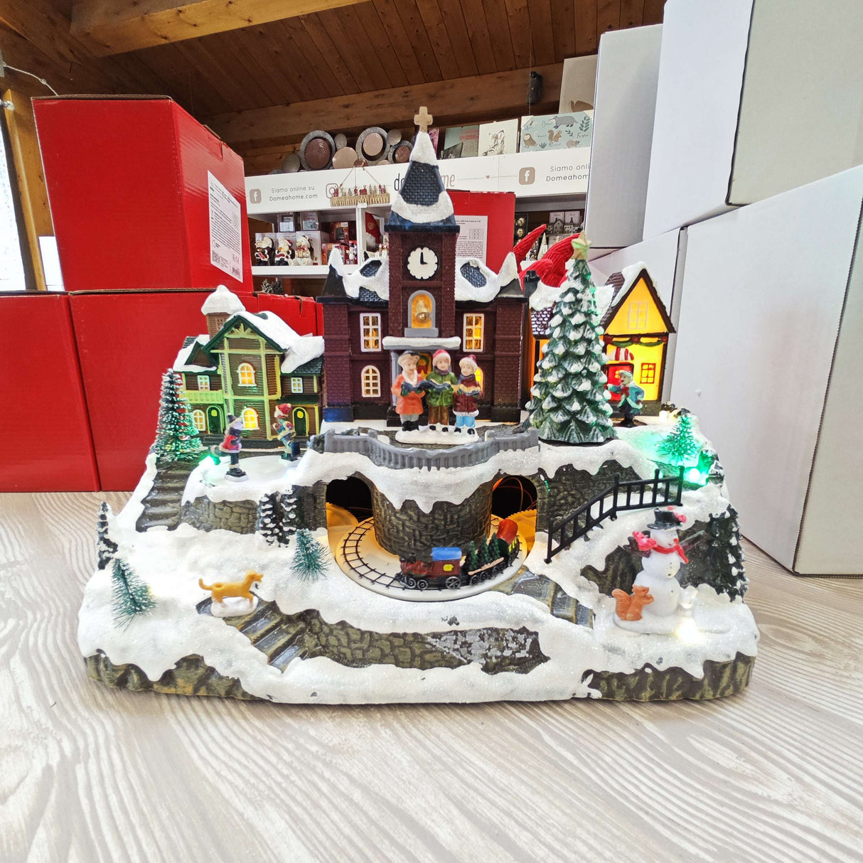 Paesaggio invernale con trenino, 15 luci a led bianco caldo, musica e movimenti