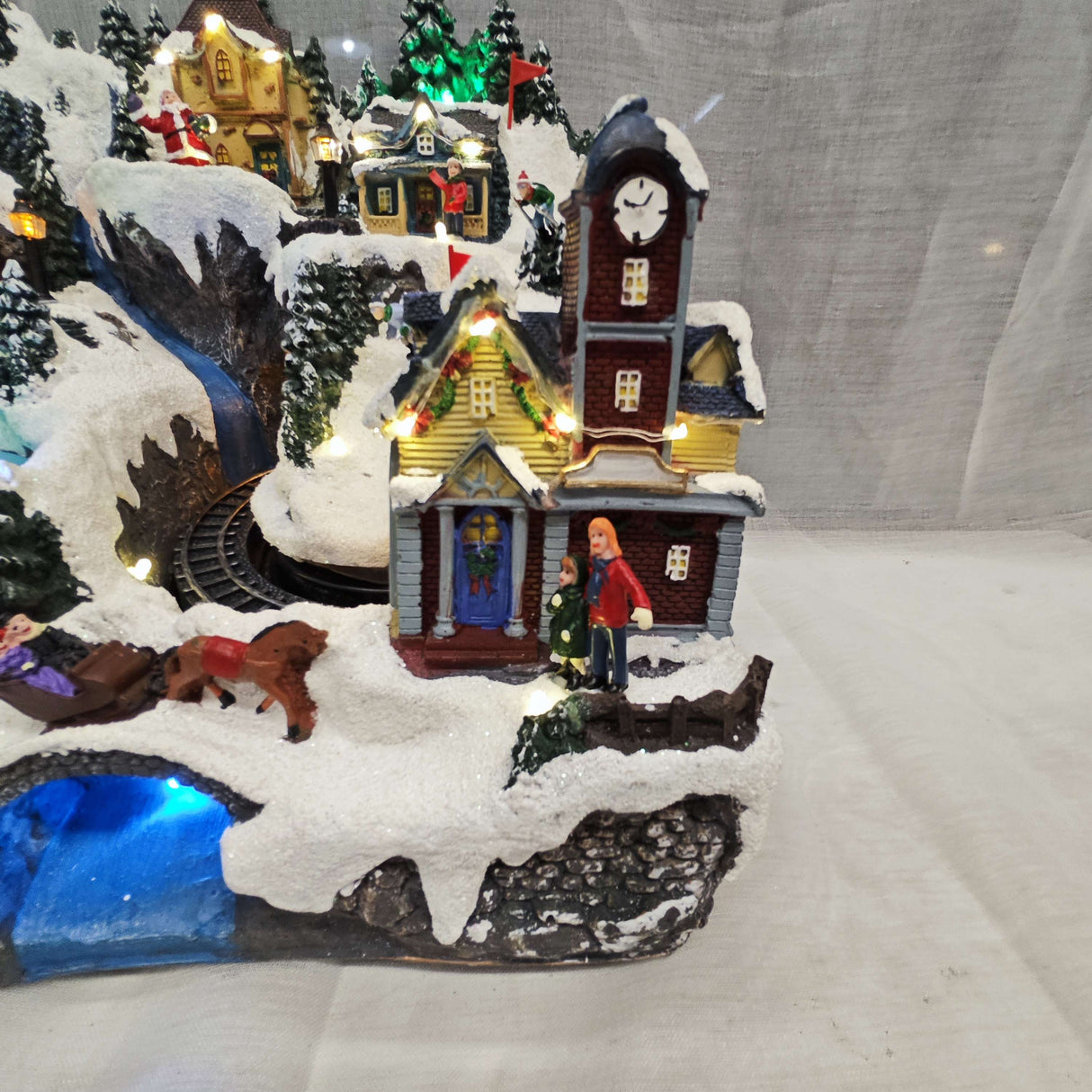 Villaggio di Natale con neve paesaggio innevato da interno con 44 LED, movimento e musica