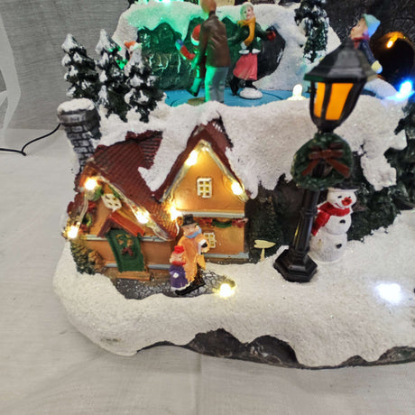 Weihnachtsdorf mit Schnee, verschneite Landschaft für drinnen mit 44 LEDs, Bewegung und Musik
