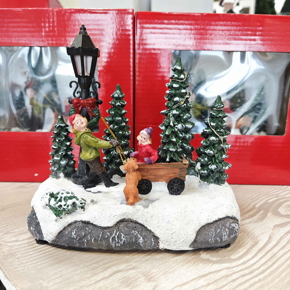 Scena Bambini e cane che giocano con 14 Led per paesaggio invernale