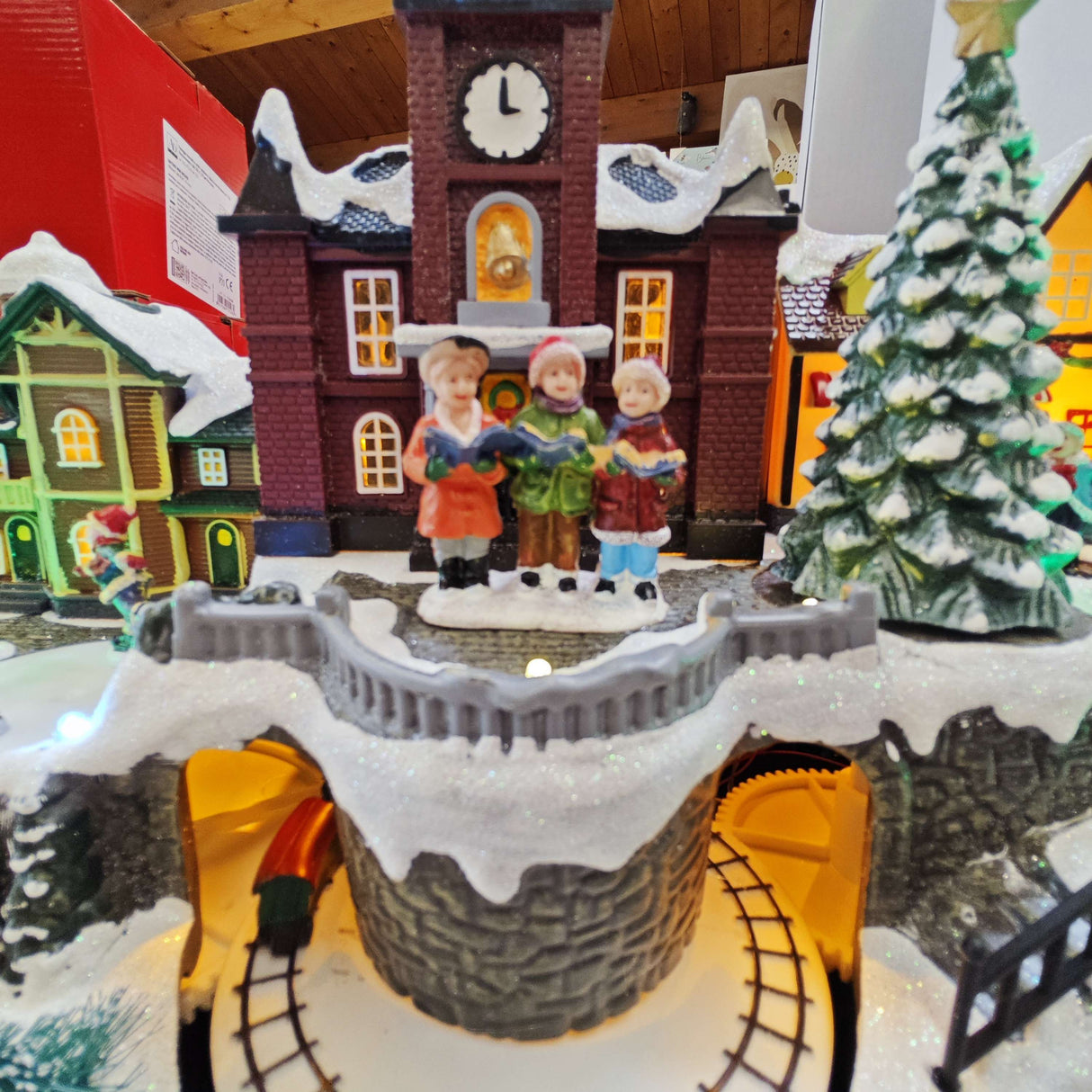 Paesaggio invernale con trenino, 15 luci a led bianco caldo, musica e movimenti