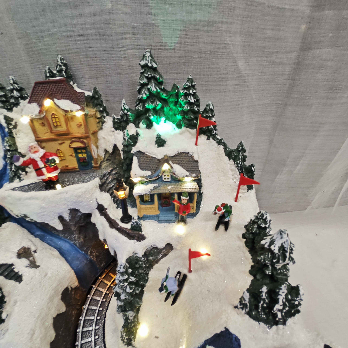 Villaggio di Natale con neve paesaggio innevato da interno con 44 LED, movimento e musica