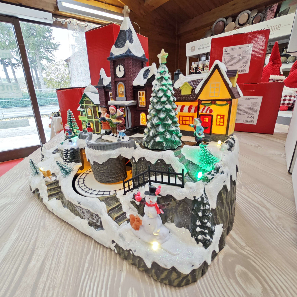 Paesaggio invernale con trenino, 15 luci a led bianco caldo, musica e movimenti