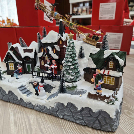 Winterlandschaft Weihnachtsmann im Schlitten mit 28 warmweißen LED-Lichtern, Musik und Bewegungen