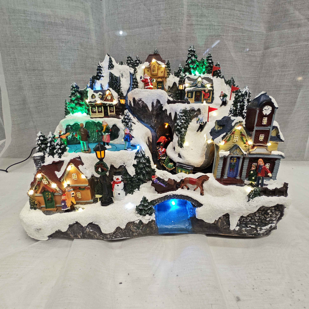 Villaggio di Natale con neve paesaggio innevato da interno con 44 LED, movimento e musica