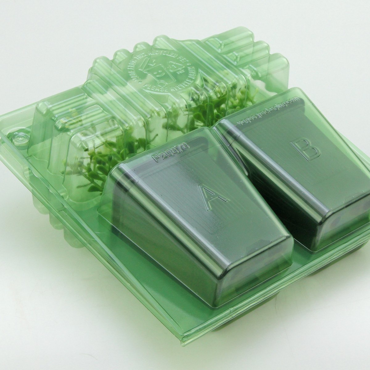 Pacco per ordine per corrispondenza contenente 2 piante in vasi di 7x7x8 cm.