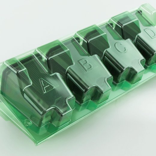 Pacco per ordine per corrispondenza contenente 4 piante in vasi di 7x7x8 cm.