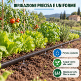 Tubo con gocciolatore per irrigazione a goccia dell'orto, acqua vicino alle radici